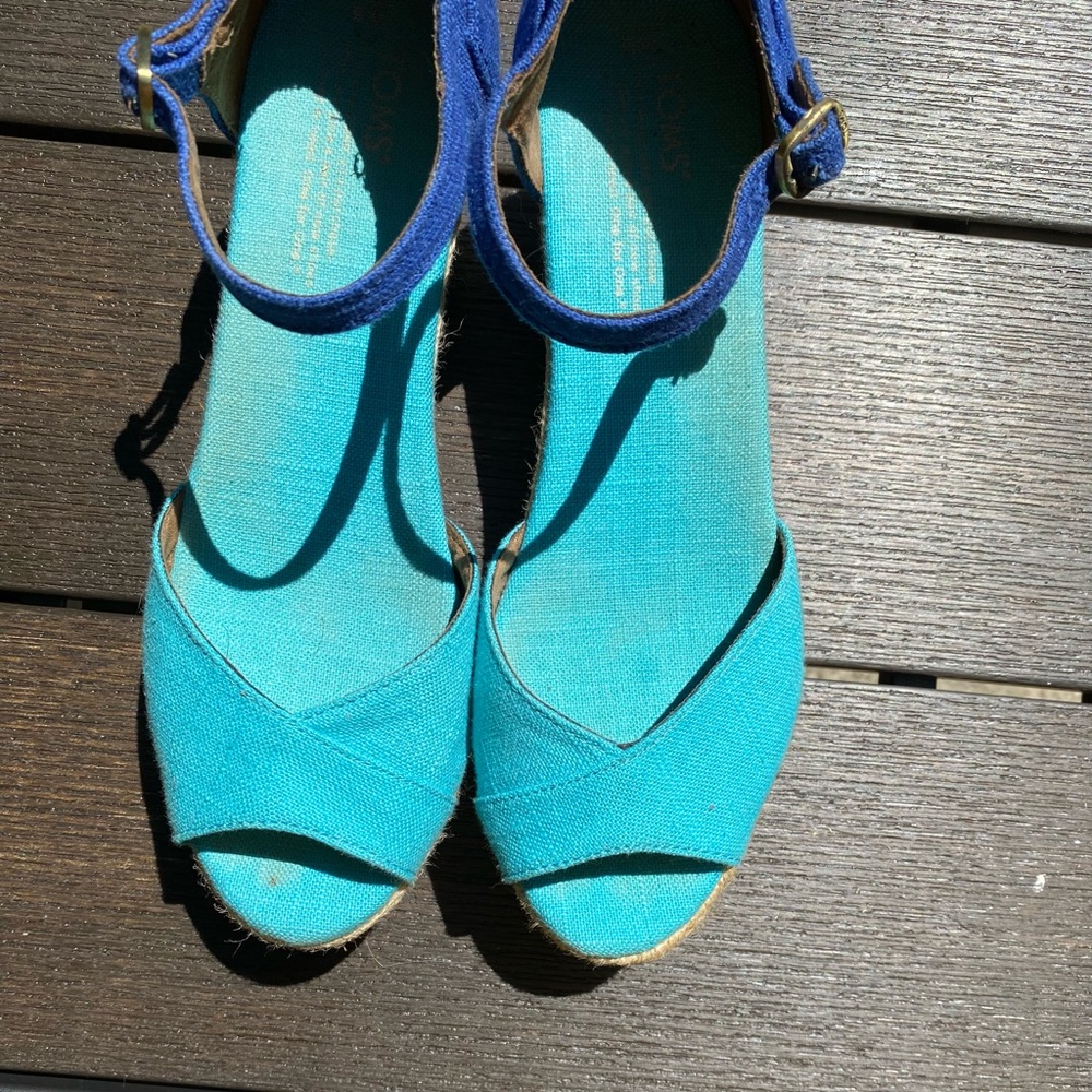 Tom’s Two-Tone Blue Peep Toe Espadrille Wedges. Size 8W